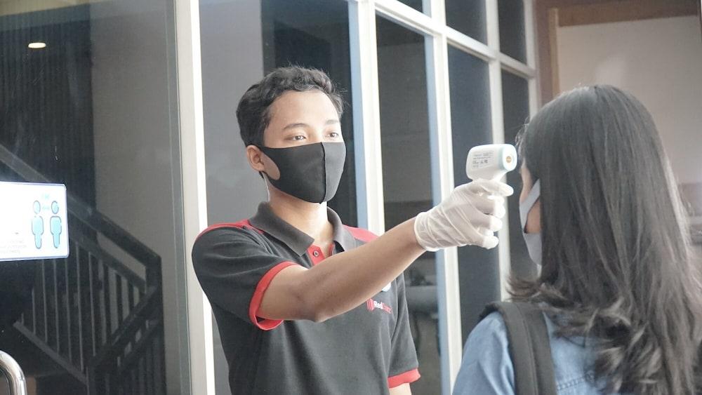 红多兹Plus酒店-近曼陀罗克里达体育场 日惹 外观 照片