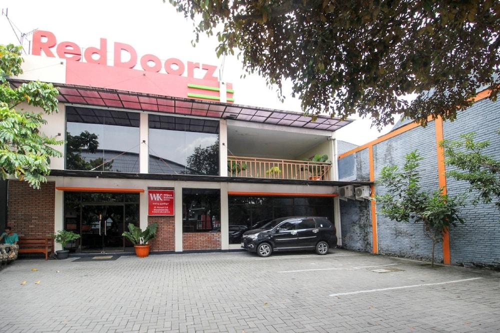 红多兹Plus酒店-近曼陀罗克里达体育场 日惹 外观 照片