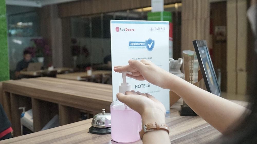 红多兹Plus酒店-近曼陀罗克里达体育场 日惹 外观 照片