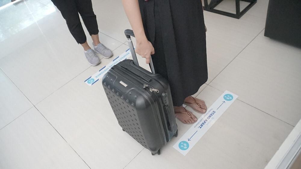 红多兹Plus酒店-近曼陀罗克里达体育场 日惹 外观 照片