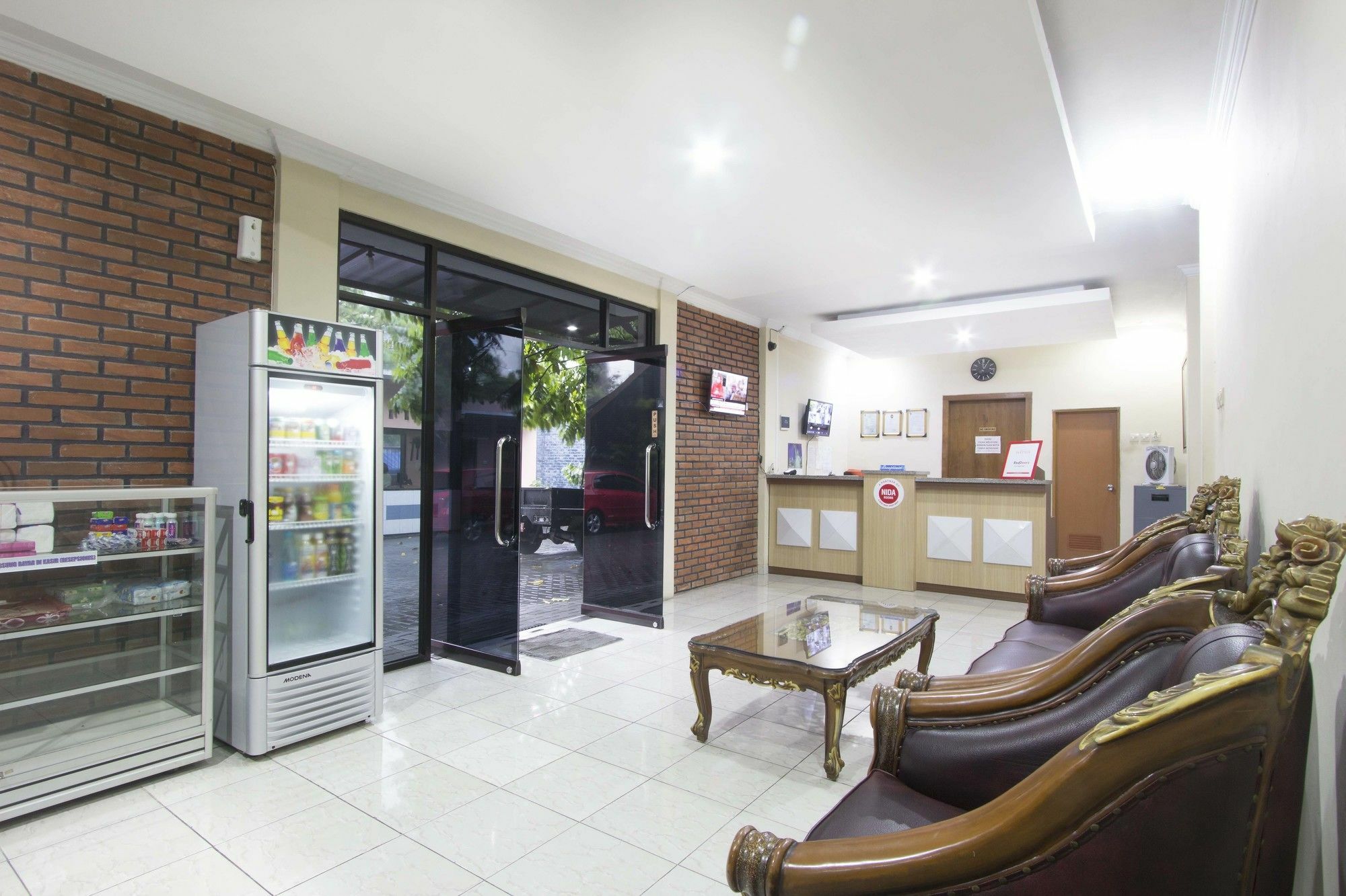 红多兹Plus酒店-近曼陀罗克里达体育场 日惹 外观 照片